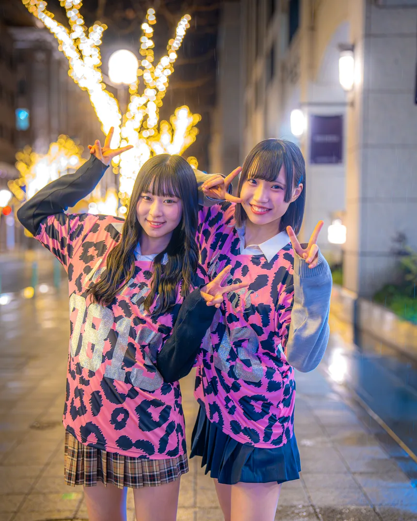 おそろいのクラスTシャツを着た学生2人の実例写真