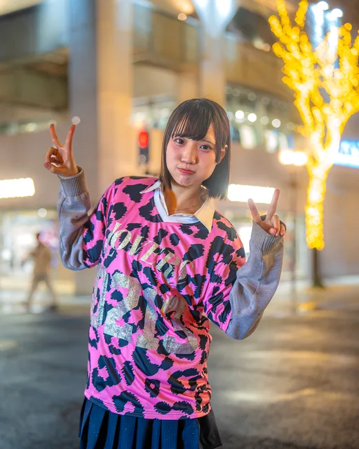 クラスTシャツを着てピースをする学生